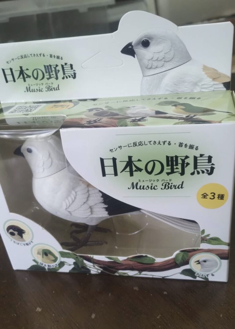 センサーに反応して囀り、首を降ります。